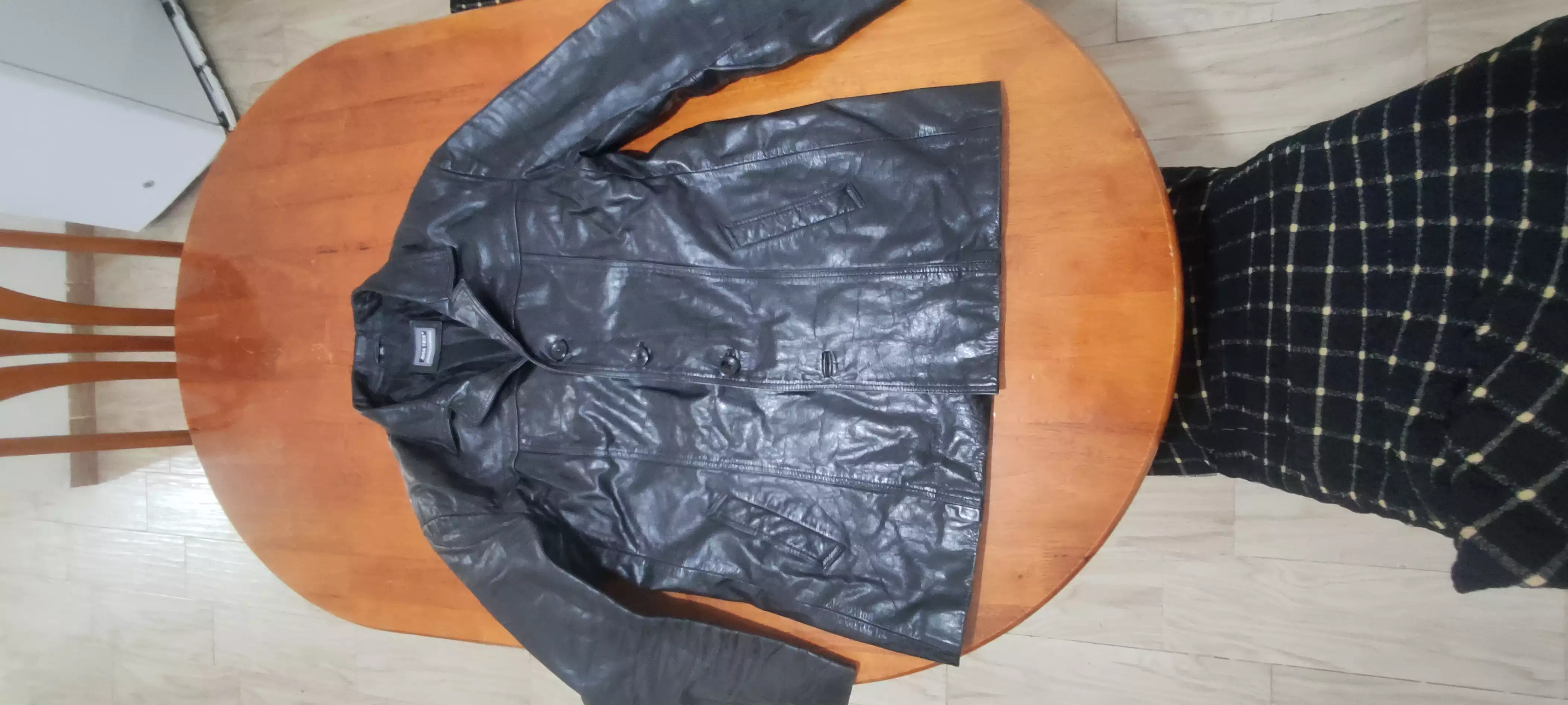  2veste vrai cuir très bon état comme neuf venu de France un noir et marron 