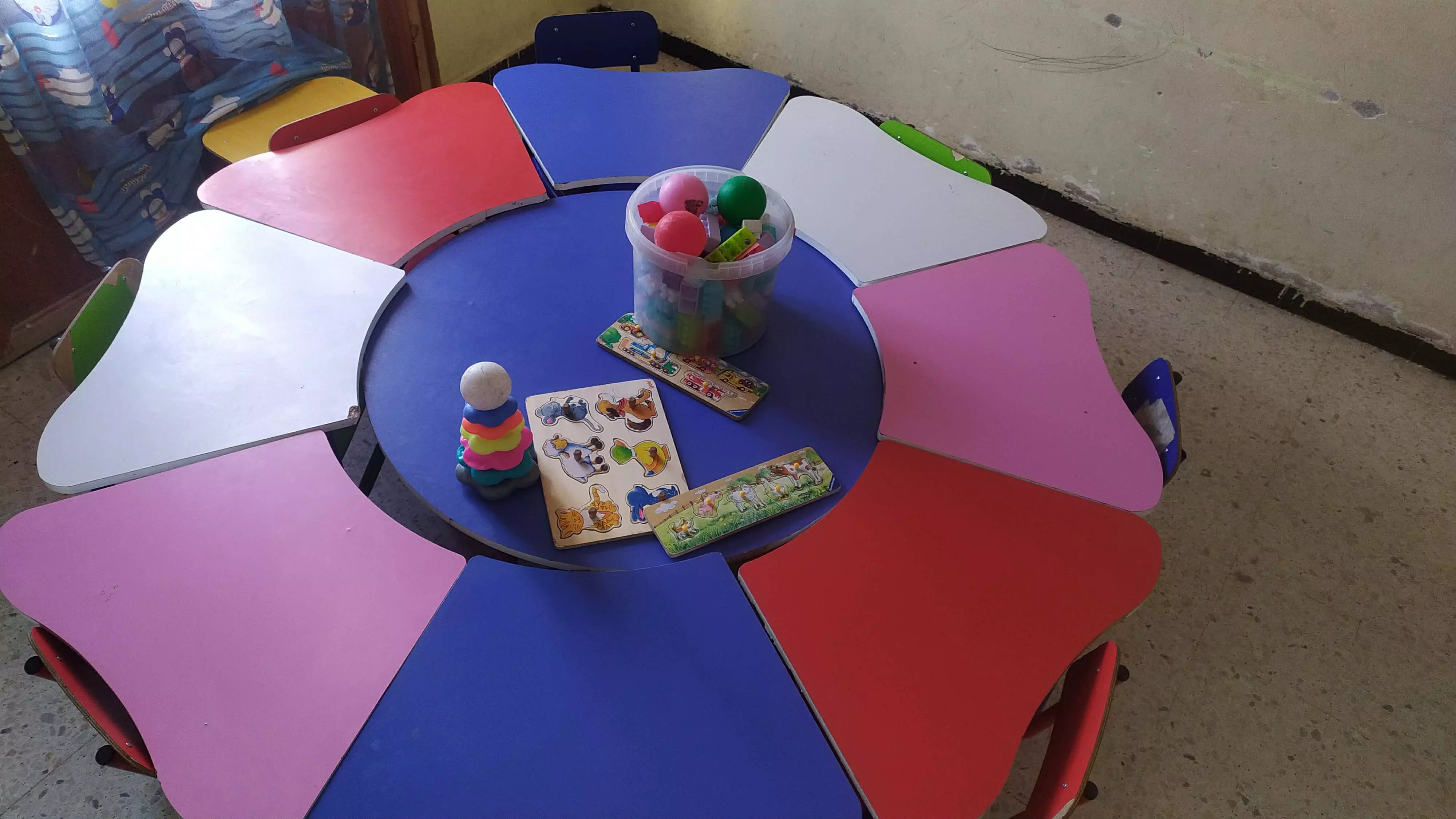 طاولة دائرية للاطفال